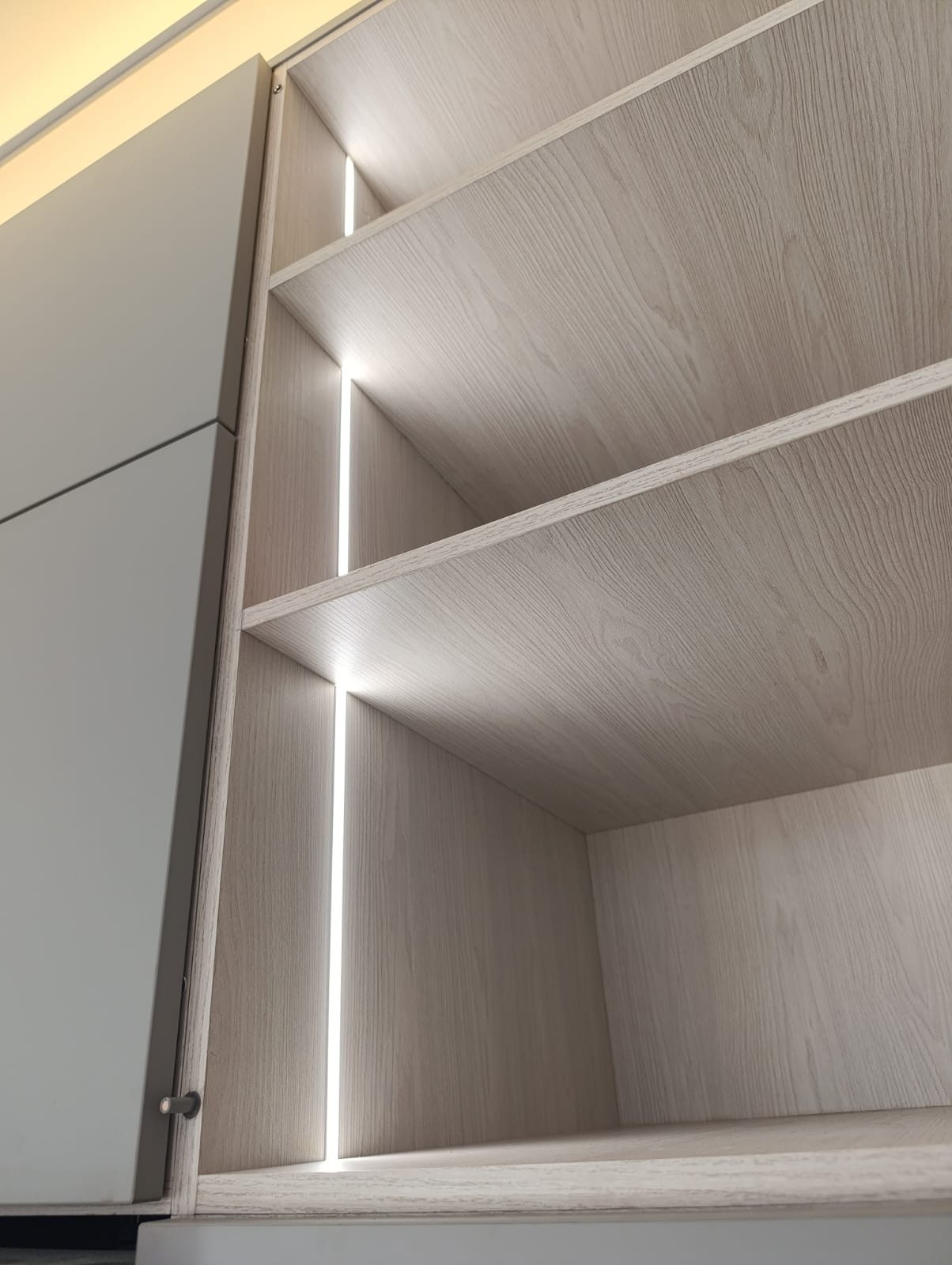 Interior de closet con repisas en madera e iluminación LED