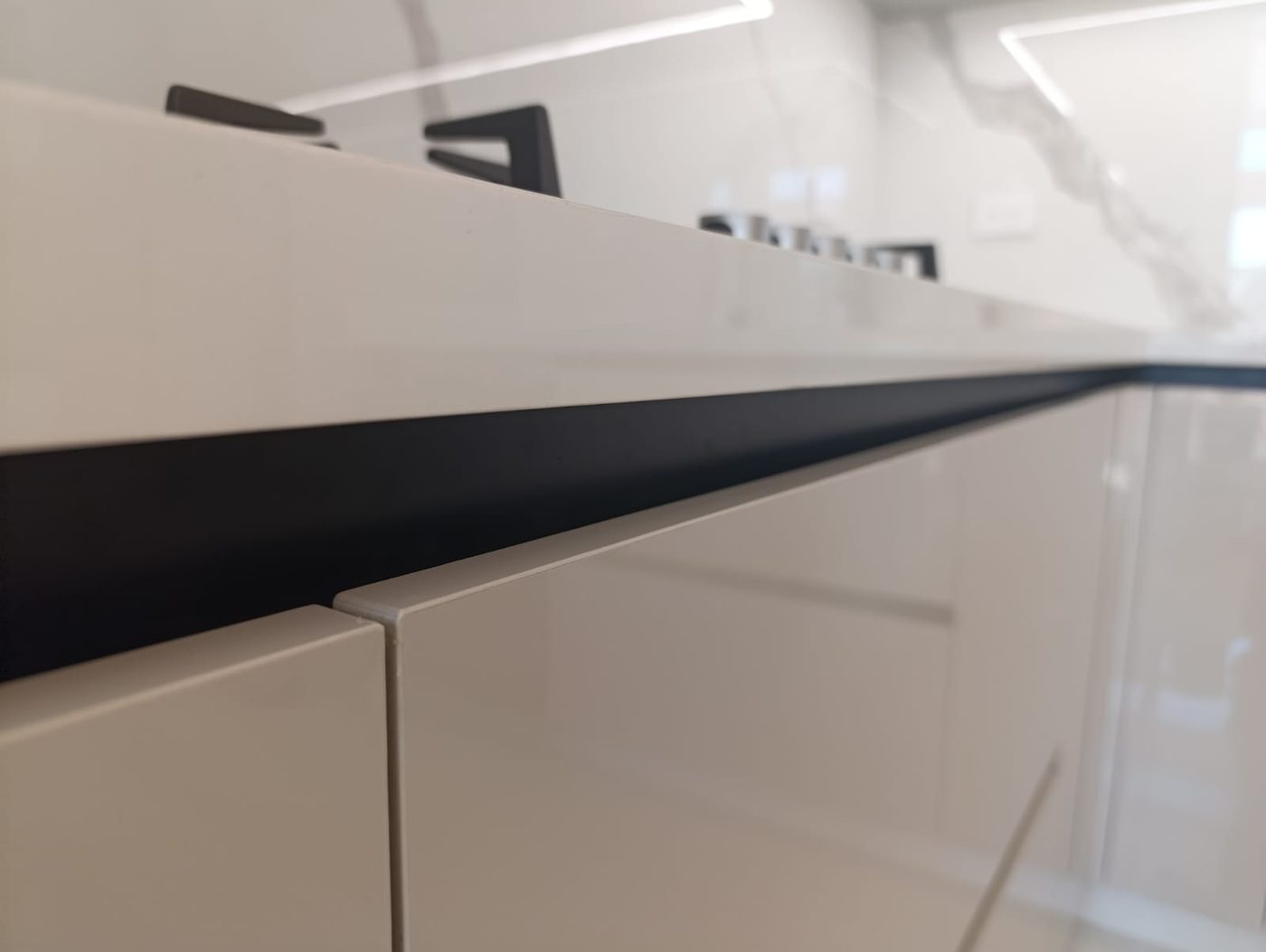 Detalle de acabado y remate en mueble de cocina Altaviza