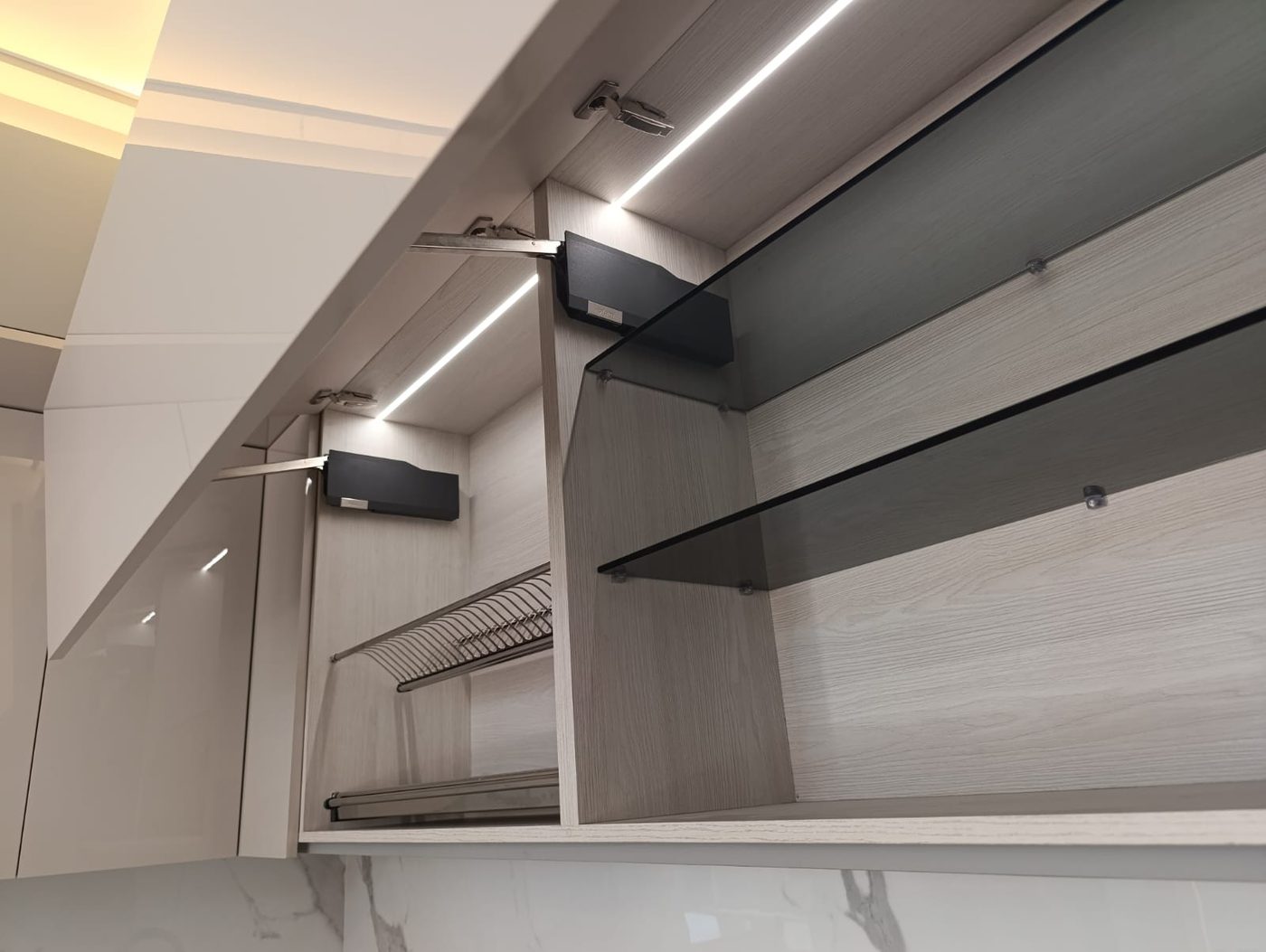 Mueble superior de cocina con repisas en vidrio y escurridor