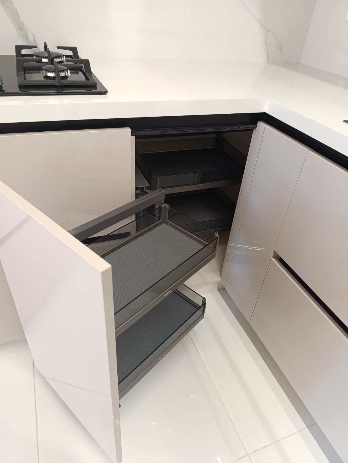 Organizador esquinero giratorio en mueble de cocina